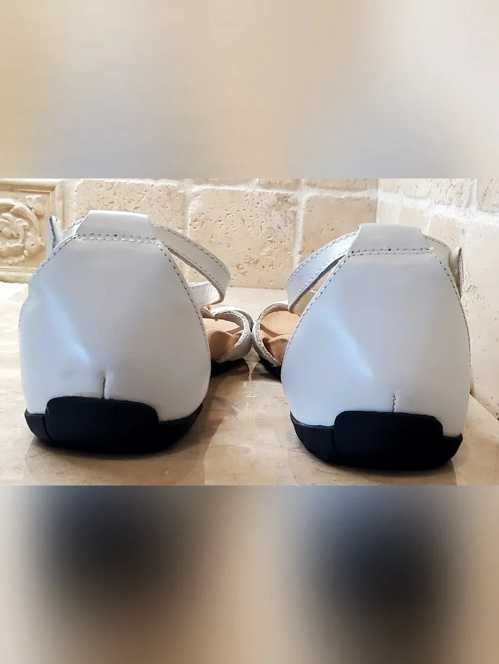 Minnetonka White Leather Beaded T-Strap Women's Sandals Size 8